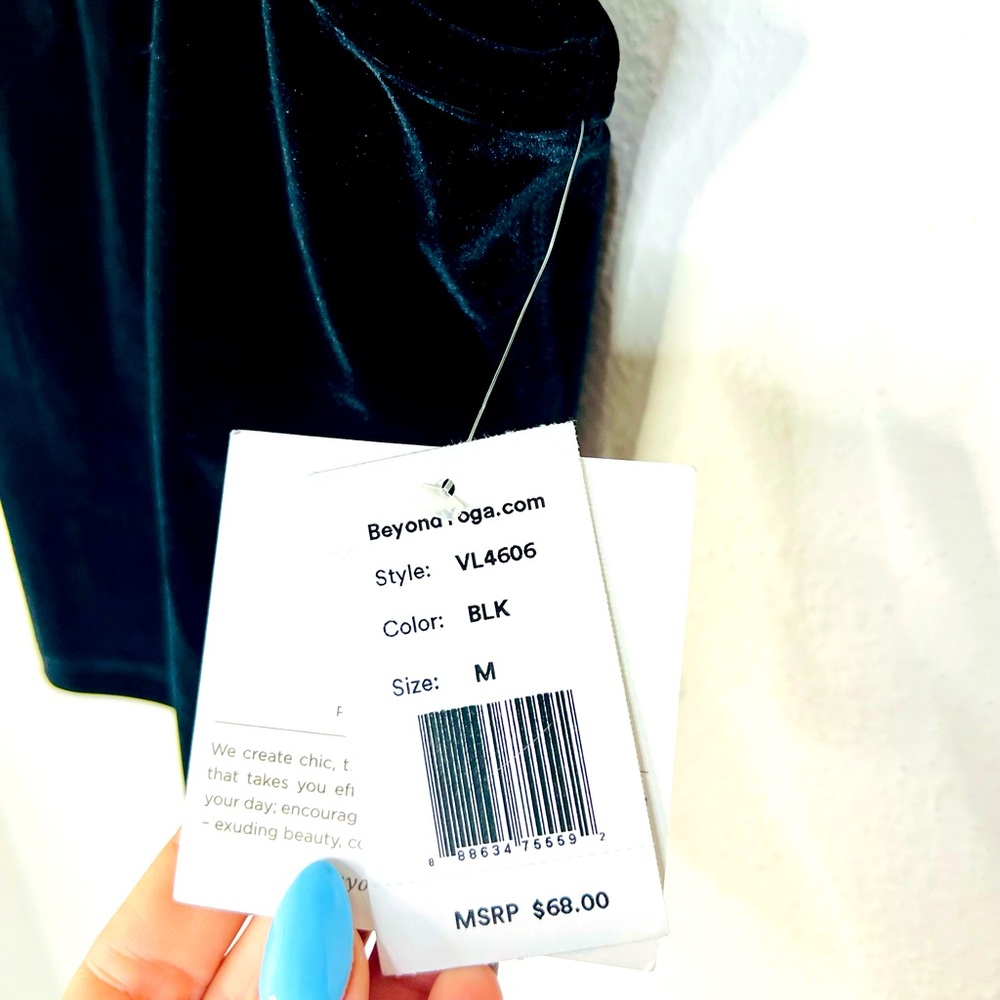 ๐ Beyond Yoga Velvet Motion Truly Cropped Tank VL4606 Black Velvet - Picture 3 of 6